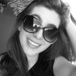 Um sorriso, um abraço apertado, uma música, estar com quem eu gosto, rir até a barriga doer. São coisas simples, mas me faz muito feliz. _Caio Fernando Abreu :]