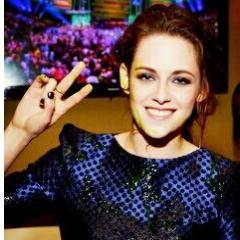 Comparte tu sonrisa con quien la merezca, tu amor con quien lo valore, tus lágrimas con quien te acompañe & tu vida con quien te ame ((: