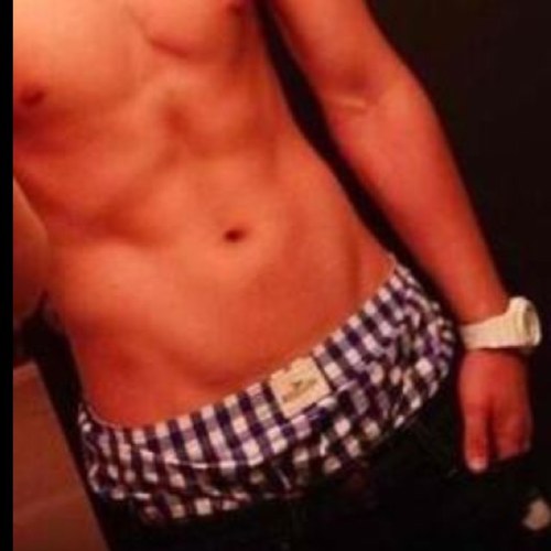 hi guys im zacs tinkler.and im in the picture above underneath all that clothing. ^^^