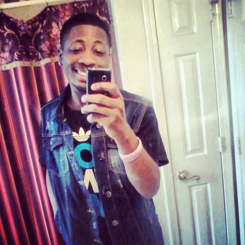 follow me n ill follow back and follow me on ig prettyboi_rn i only fuck with real niggas get at me dm me if yhu wana no more..