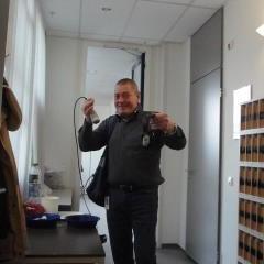 Mijn beroep was diamantbewerker en daarnaast diverse spandiensten voor de TV en nu ben ik programmamaker en presentator bij de Radio.