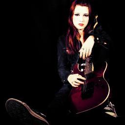 Soy una loca demente que le encanta el rock! Soy Compositora, Vocalista y Tecladista, Amo a la musica quieres conocerme? Sigueme xD