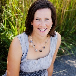 An organized & crafty mom of 2 girls. Helping women and moms to be more efficient and manage the chaos in their busy lives.