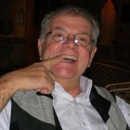 Felicemente nonno-maestro a tempo pieno per i suoi nipotini!
