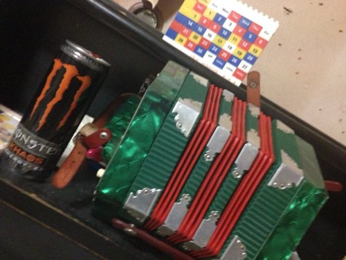 amat1986's profile picture. 遍歴の工芸作家・バイク糊・プレイヤー・インプロヴァイザ。苦手なものはトマジューとマヨネーズ(食えないわけではない)
近況:ガーデニングと狩猟をはじめました。他にも色々やってます。趣味が趣味みたいな。冷凍した葱を鈍器にするミステリ書こうとして0.2秒で断念、誰かかわりに書いて。vlnの弓でも無理だろうか