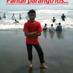 Diam-diam kamu memperhatikan ku ya..
Hayo lihat apa..