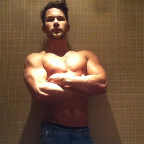 Ålder: 25år  
Tränar: Nordic Wellness 
Jobbar som Personlig Tränare och hjälper människor med träning och kost. Maila mig johan_lewinsson@hotmail.com