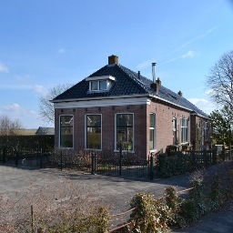 Ik ben een prachtig verbouwd dorpshuis in de buurt van Sneek en wacht op een nieuwe eigenaar.