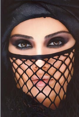 لا تُحسنّ الظَنْ بيّ ،، كَيّ لاَ أخَذلك ّولاَ تُسيءّ الظَنْ بيّ ،،، كيّ لاَ تظَلمَنيّ !!لَكِنْ ... !أجَعلنيّ بَدونْ ظَنووُووُن ّكَيّ اّكونْ كَمَا انا اكَونٌ ...