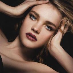 Daphne Anne Twain, aunque puedes llamarme Daph. Ravenclaw. Escocesa. Familia adinerada, odio que me traten de manera superficial. Con el corazón hecho pedazos.