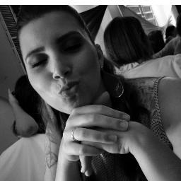 Sou de tudo um pouco, e de pouco infinito. Capricorniana e apaixonada.