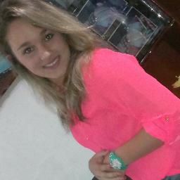 Menina que tem seus objetivos como todos, mas que não desisti  no seu primeiro acaso como muitos, que vai ate o fim pelo que quer!