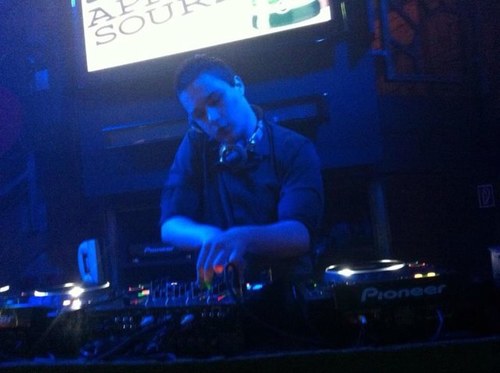 Hardstyle DJ / Producer || Bookings: dimmendaal.r@gmail.com || Facebook: http://t.co/pzopZhrS