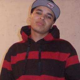 'Alguém que faz sem penssar no serto ou no errado,alguem que as vezes é discriminado mais sempre supera,alguém que você não vai achar tão facil esse so EU =)