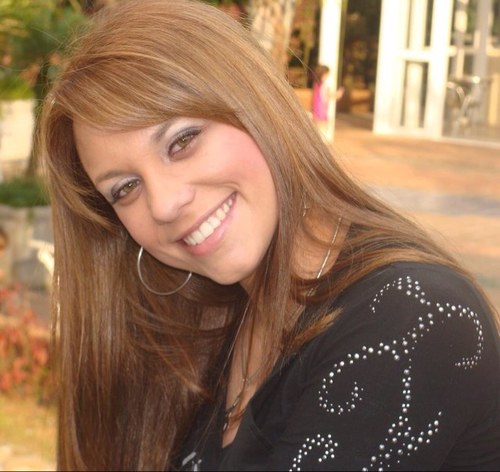 Cantora,Compositora,Nutricionista,a menina dos olhos do Senhor!! Atleta de Cristo.Meus pais são exemplos na minha vida! Amo e sou amada.
