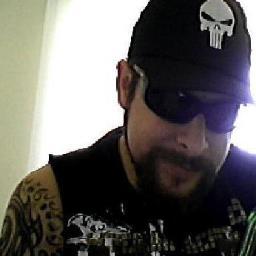 33 anos, artista plastico,professor de artes e vocalista de thrash metal!