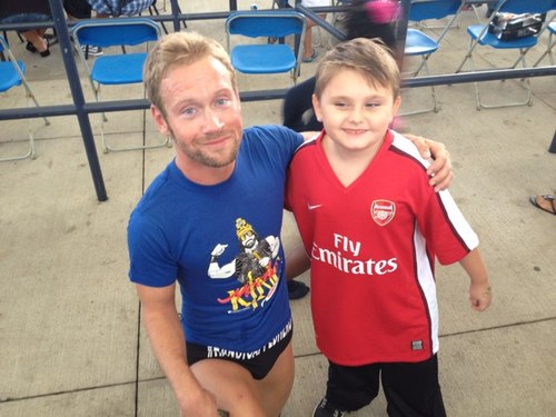 LEGAL alien from England, Father, former Cagefighter/trainer, worlds tallest midget, Arsenal fan and lover of sarcasm