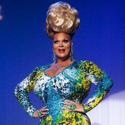 6  time  national  title holder  and   a  LEGEND  in  the art  form   of drag I LOVE IOWA