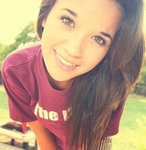 Im a 16 year old girl who loves hanging out with friends! :P I FOLLOW BACK