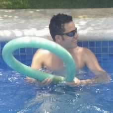 Musico desde os 7 anos. A musica é o  que me move, posso  esquecer o  mundo por horas, só  de estar  envolvido  com ela.