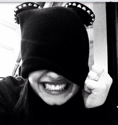 scarsonmyarms's profile picture. •