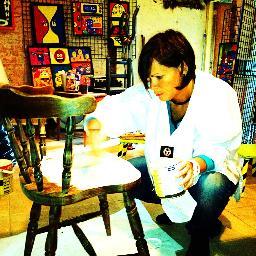 meubles_en_vie's profile picture. Besoin d'un coup de jeune dans votre déco? Redonner vie à vos anciens fauteuils, sièges et meubles. Je Custom et relooke votre mobilier et m'assoie sur la mode!
