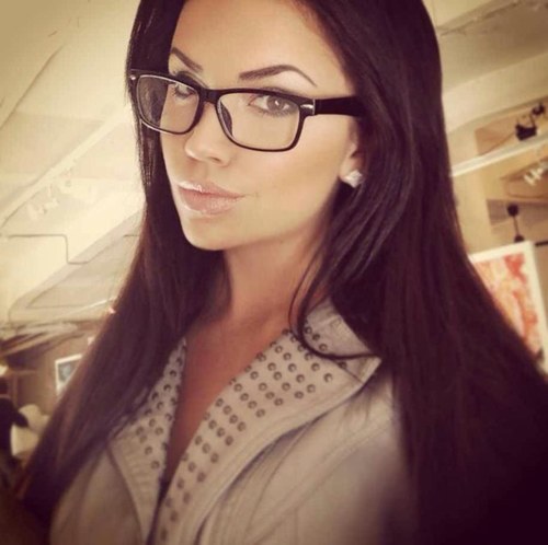 AlexRoschina's profile picture. Читала между строк и испортила зрение