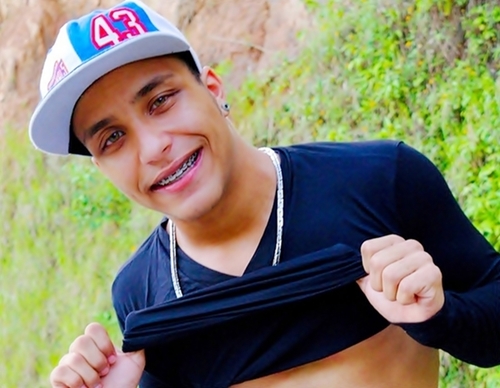 Meu jeito, meu mundo, minhas histórias, meus sonhos, meus dramas, meus amores, minhas burradas, enfim, minha vida.
http://t.co/5stBDaAiTX