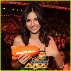 fc da cantora americana Victoria justice seguida pela Ariana Grande e pela Bru Nobrega