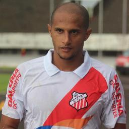 Ama o futebol,
Zagueiro.
Deus e Fiel....