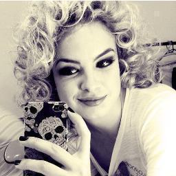 Uma pessos entre as demais, porém diferenciada por ser... Você 
Minha Rockstar Bj @Lua_Blanco