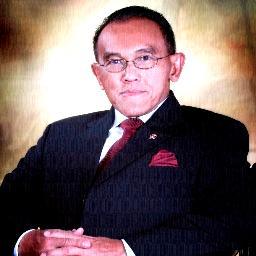 Lahir di Jakarta 15 November 1946
Kuliah di Fakultas Elektro ITB 1973