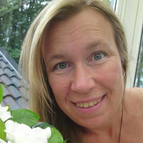 Sommarälskande barfotakonstnär.
Gift, tre barn, katt, kanin o trädgård!