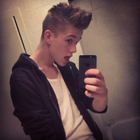 I´m Robin, 18 years old... I play music..