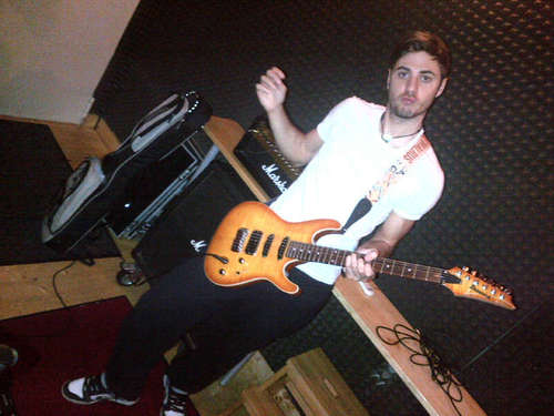 Life's nothin but music, friends, sarcasm, sports, travellin around, girls. Guitar player of the punkrockin' band @_AlleyWays_