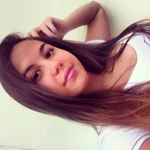 Mas como menina-teimosa que sou, ainda insisto em desentortar os caminhos. Em construir castelos sem pensar nos ventos.