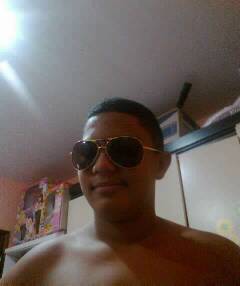 15, Sou meigo e chato, sou um cara que sempre estou sorrindo e sempre brincalhão!!!!   Segue ? SDV é so mencionar .