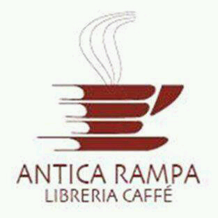 Libreria Caffè in un luogo storico con i resti di una delle tre porte medievali che consentivano l'accesso al paese