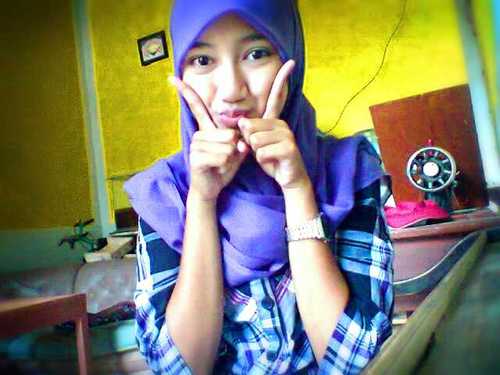 Saya hanya orang sederhana yang berusaha selalu bersyukur dalam keadaan apapun:') Being yourself is better☺