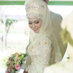 I am a wife of a lovely hubby @Rizal_Nia, a dentist, an owner and founder of Kurma SR @Kurma_Store
