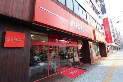 世界最大級の売場面積を誇る大阪/梅田店！１階には水着・ラッシュガード・スノーリンググッズ・アパレル・ウエイクボード等が！２階には各メーカーのダイビング器材が所狭しと！一日居ても飽きない程見ごたえあり！それが大阪/梅田店です！