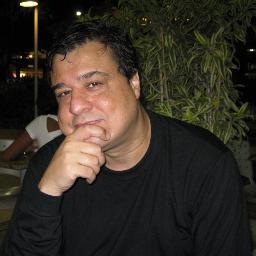 Pai da Isadora Morena, repórter especial e colunista do R7, comentarista do Record News, súdito de Zico e do Mengão, jornalista pós-graduado em MKT e professor