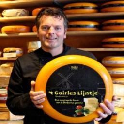 De specialist van de regio met 250 soorten binnen- en buitenlandse kaas, tapas, wijnen, noten en zuidvruchten, salades, bonbons en delicatessen.