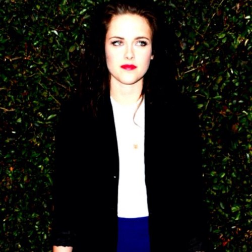 This is a Kristen Stewart fan page
instagram: @kristengoddess
Email: kristengoddess98@hotmail.com