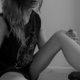 Mi anorexia empezó hace 21 meses. Demasiado gorda para sonreír. Vivo a base de chicles. ¿Autoestima? Nunca tuve de eso. PI: 52. PA: 44. M1: 40. M2: Ser feliz.