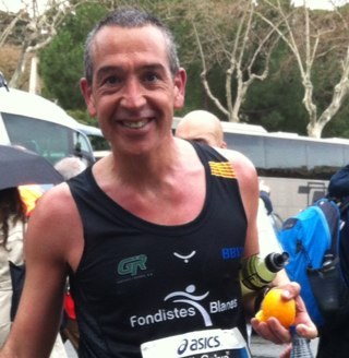 Pare de tres preciositats, casat, català, culer, maratonià, exjugador i entrenador d'hoquei patins, intento vendre i ajudar a que venguin