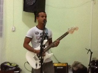 Servo de Deus , toco violao . Vivo pra honra e gloria de Deus !!!