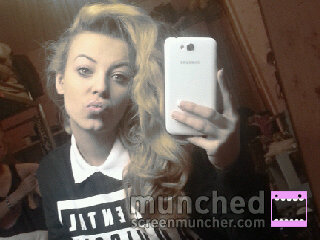 YMCMB'♡NikiMinaj♡      Love Music♡. Love To Sing♥ .(I FOLLOW BACK :)           Ash'♥.
