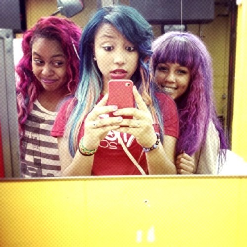 OMG Girlz Fanpage. 
FOLLOW. I WILL FOLLOW BACK.