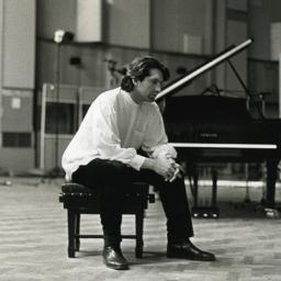 Classical Pianist/Composer/Chanson Singer/Chess Maestro